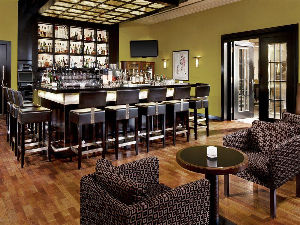 Hotel Elephant Weimar, Autograph Collection Kültér fotó The bar at the Westin