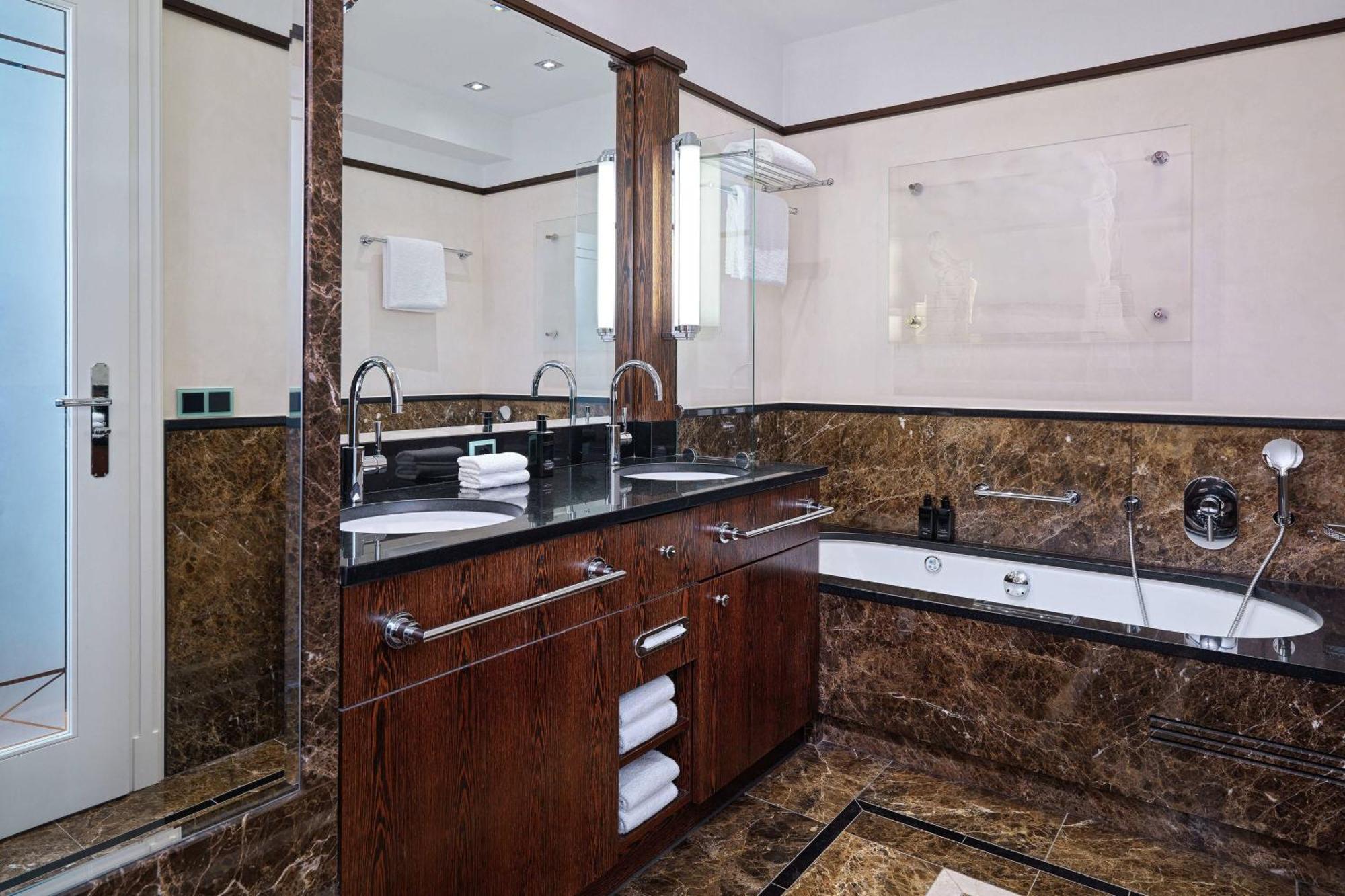 Hotel Elephant Weimar, Autograph Collection Kültér fotó Bathroom