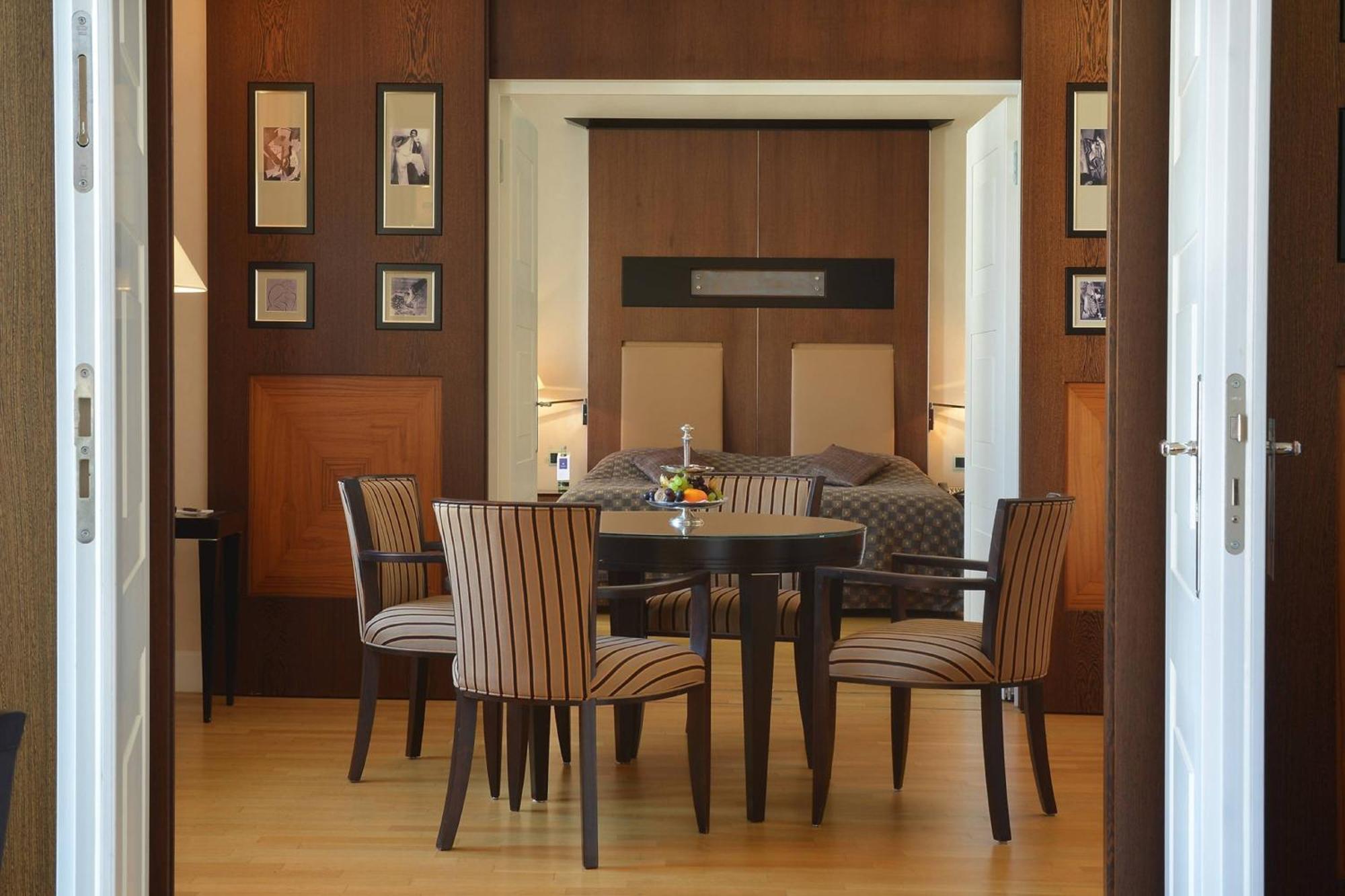 Hotel Elephant Weimar, Autograph Collection Kültér fotó A suite at the hotel