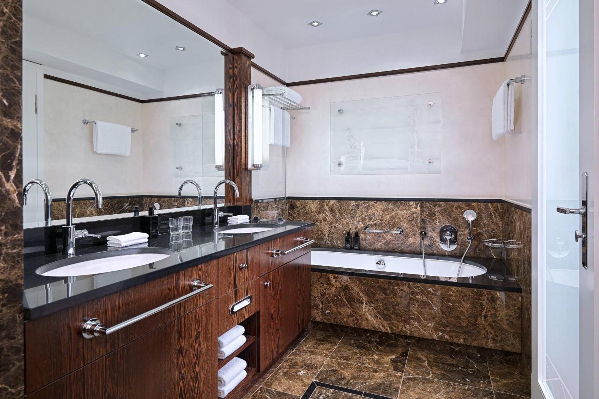 Hotel Elephant Weimar, Autograph Collection Kültér fotó Bathroom