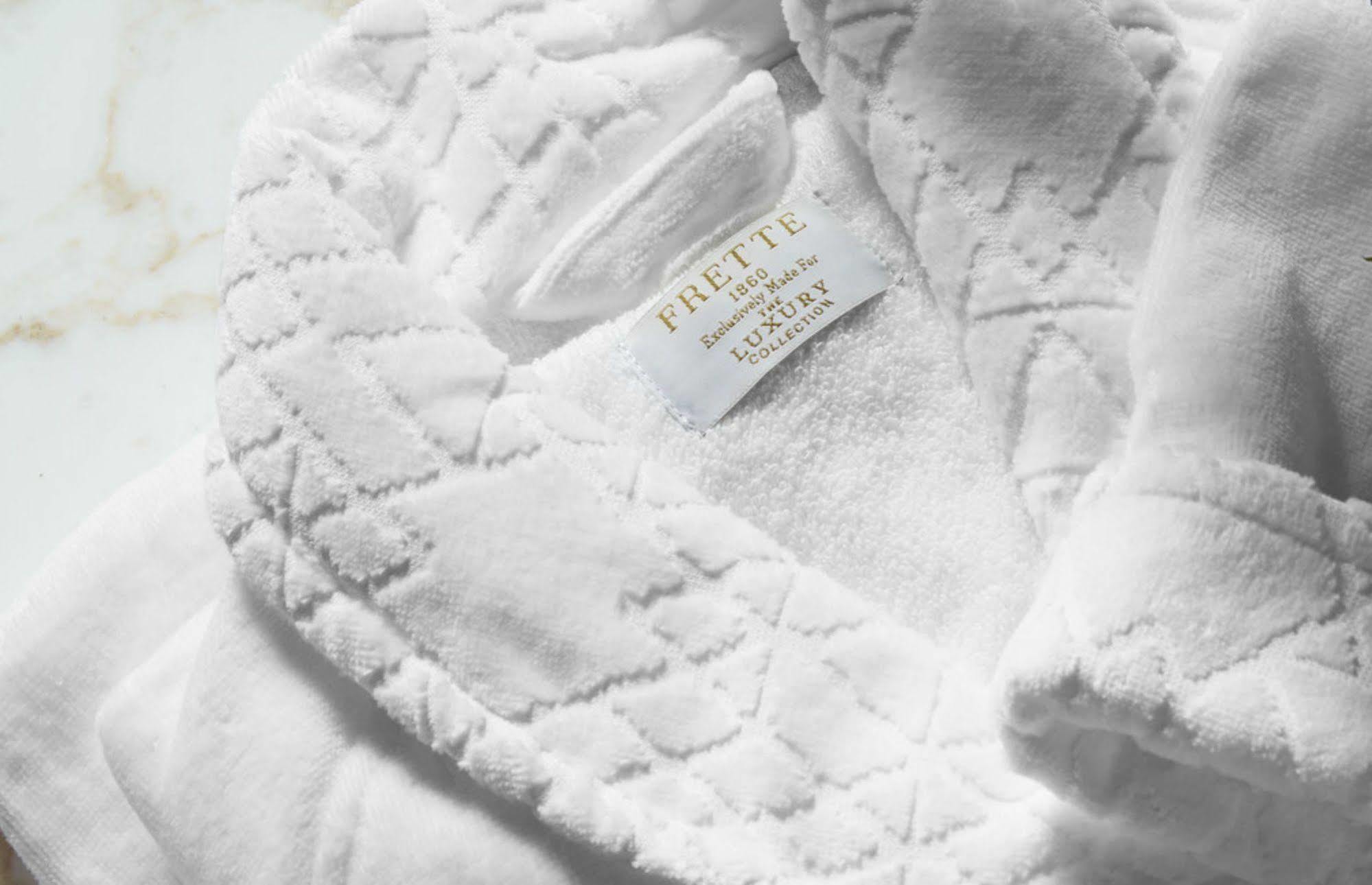 Hotel Elephant Weimar, Autograph Collection Kültér fotó A bathrobe